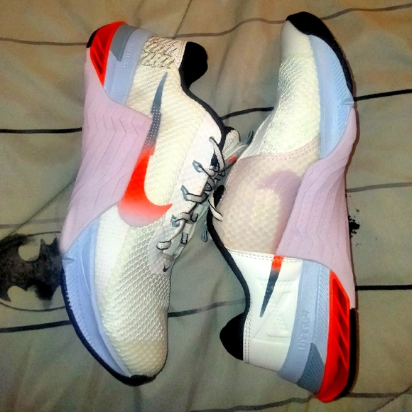 Size 8 - Picture 1 of 6